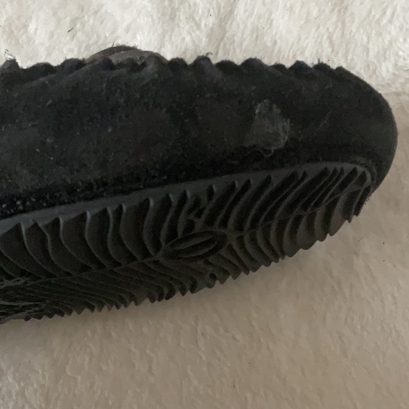 Classic Black Moccasin Slippers with Bow Detail - Picture 4 of 6